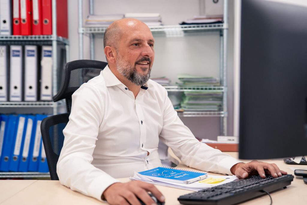 Ginés Sánchez Gómez trabajando en la gestión laboral de empresas desde su despacho profesional