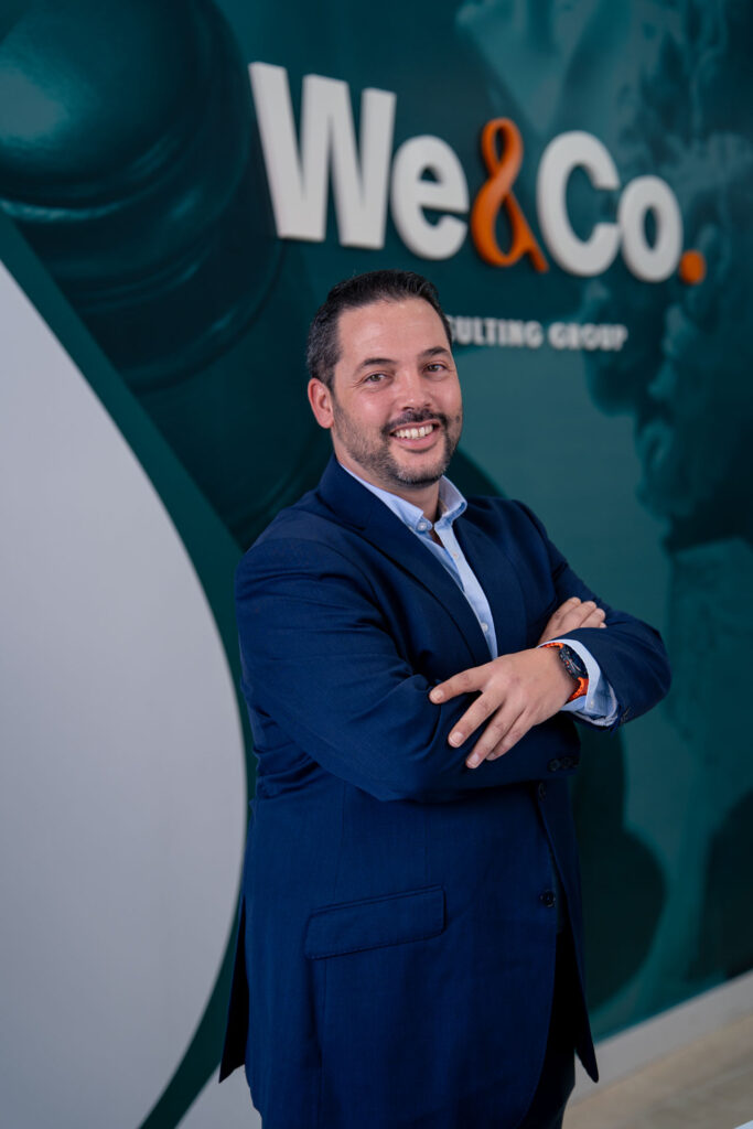 Retrato profesional de Manuel Jara Vivancos, asesor fiscal y contable en We & Co. Consulting Group, especializado en la gestión fiscal, contabilidad y planificación para empresas, pymes y autónomos, con un enfoque cercano y orientado a la toma de decisiones.