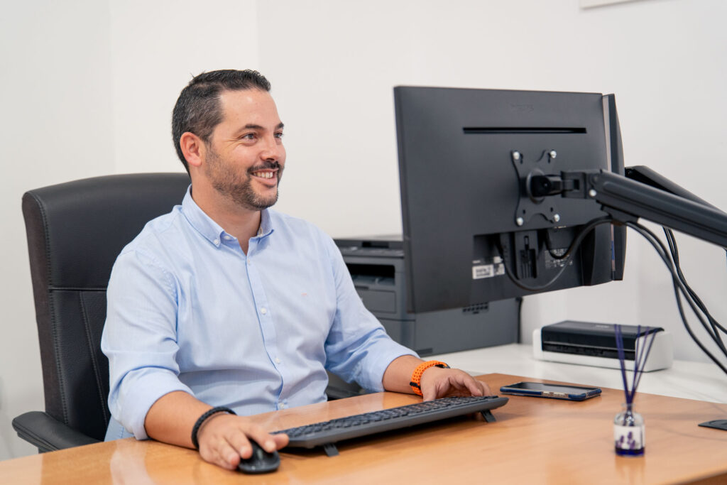 Manuel Jara Vivancos trabajando en la gestión fiscal y contable desde su puesto de oficina.